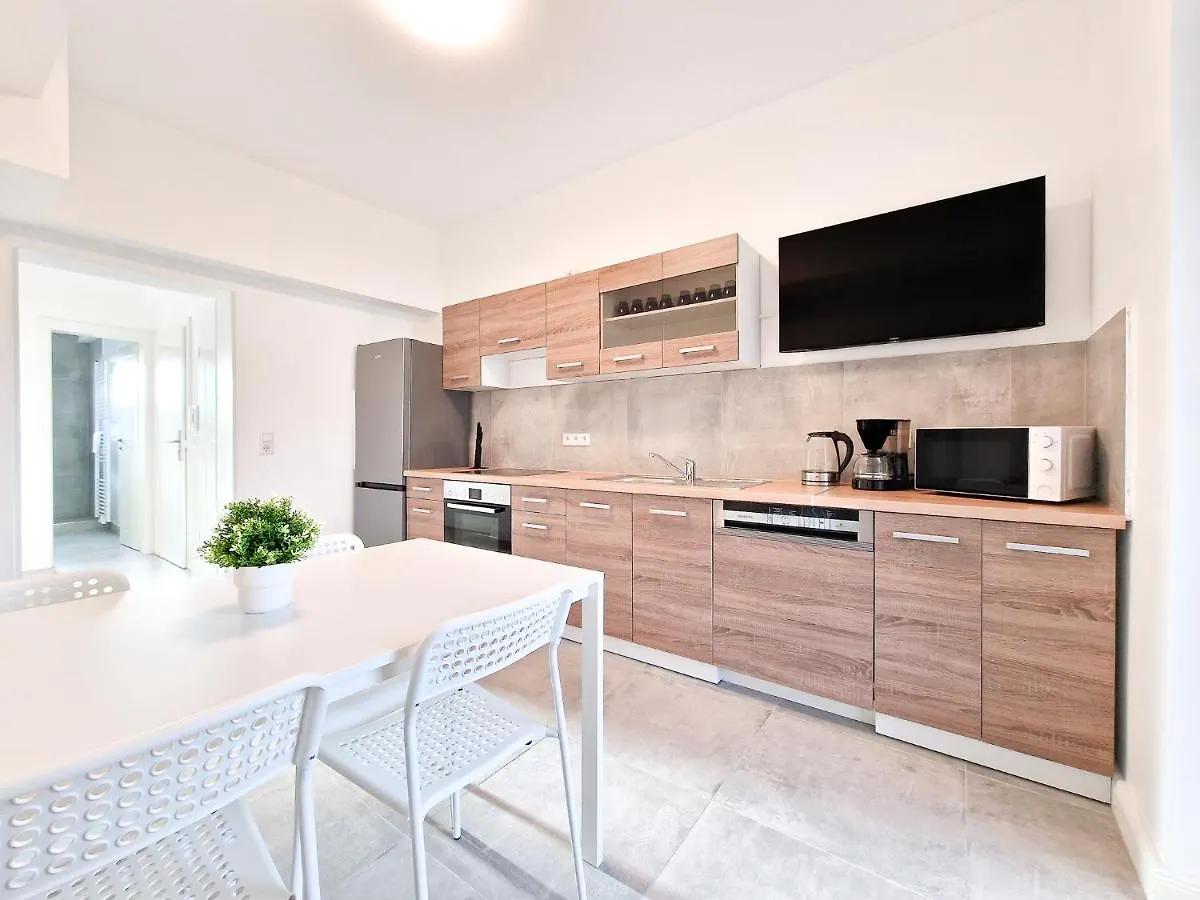 Raj Living - City Apartments With 1 Or 2 Rooms - 15 Min To Messe Dus And Old Town Dus Düsseldorf Germania