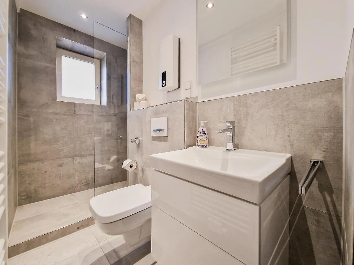 Raj Living - City Apartments With 1 Or 2 Rooms - 15 Min To Messe Dus And Old Town Dus Düsseldorf